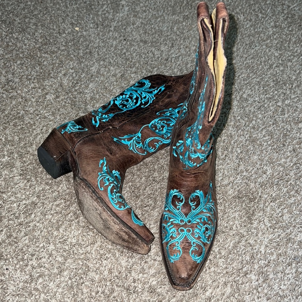 Cowgirl/cowboy boots
